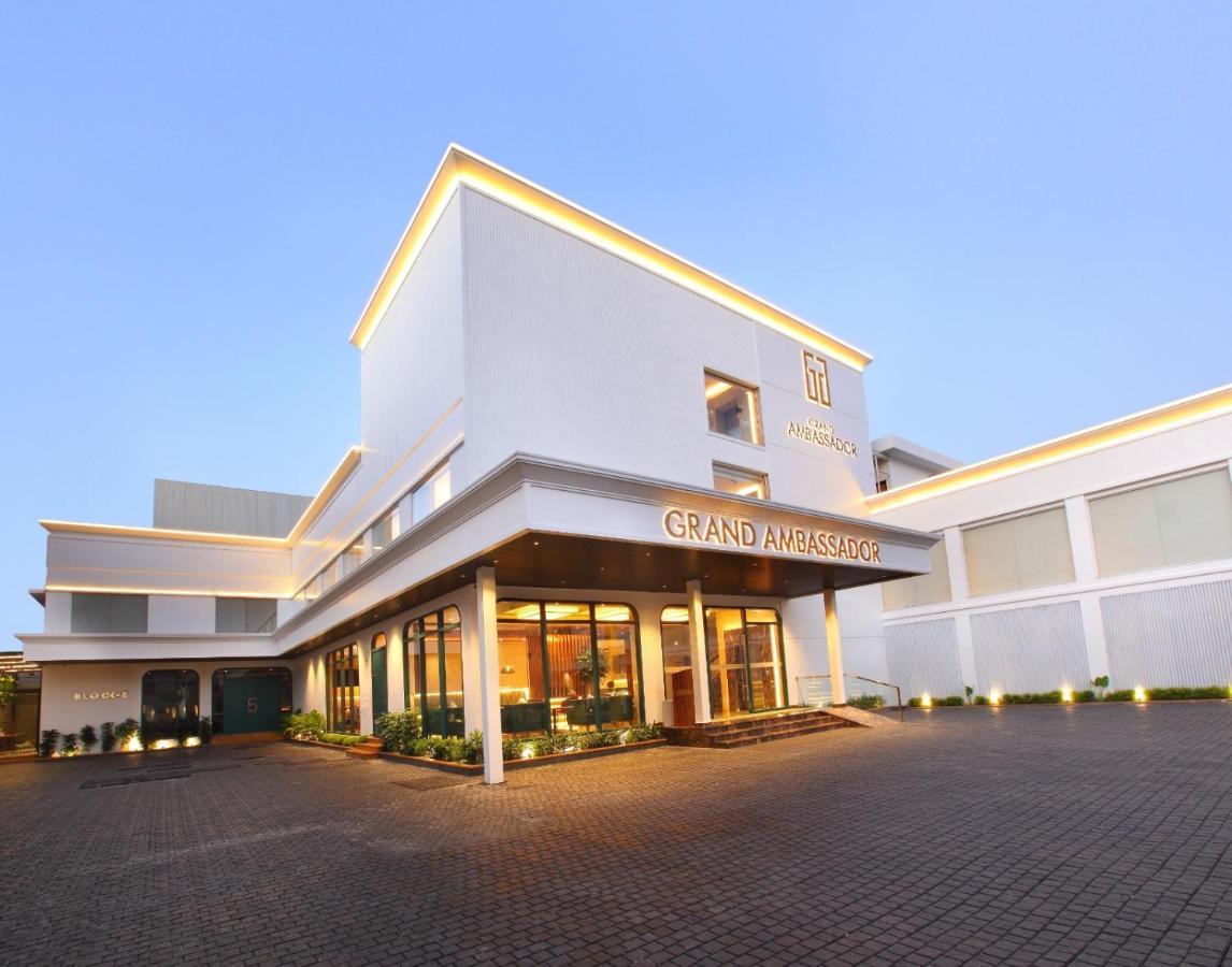 The Grand Ambassador Hotel コッタヤム エクステリア 写真